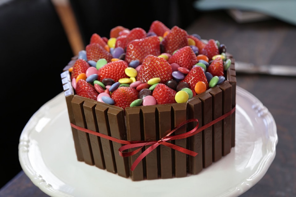 KitKat & Smarties Sponge Cake Recipe 295g