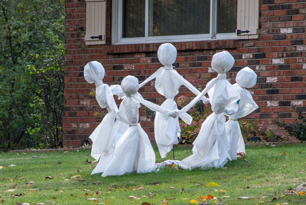 Make dancing ghosts with a stick, a balloon head, covered with plastic and tied together