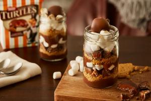 Turtles mason jar s’more parfait