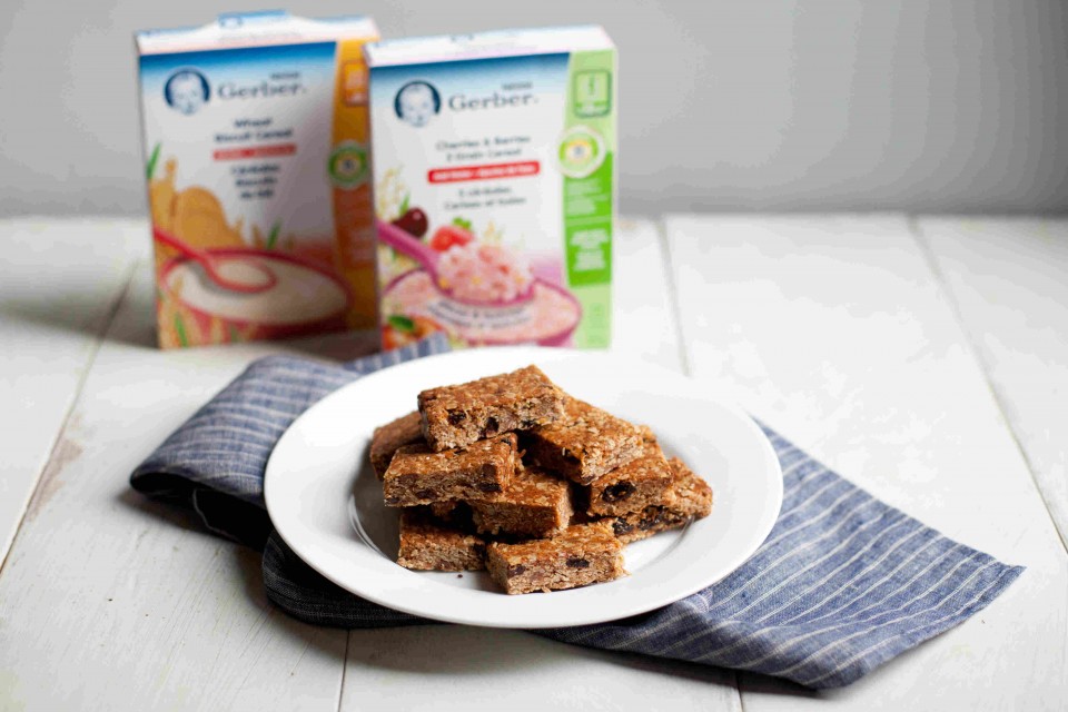 Recette de barres de céréales granola moelleuses NESTLÉ GERBER. Une gourmandise maison savoureuse pour votre tout-petit!
