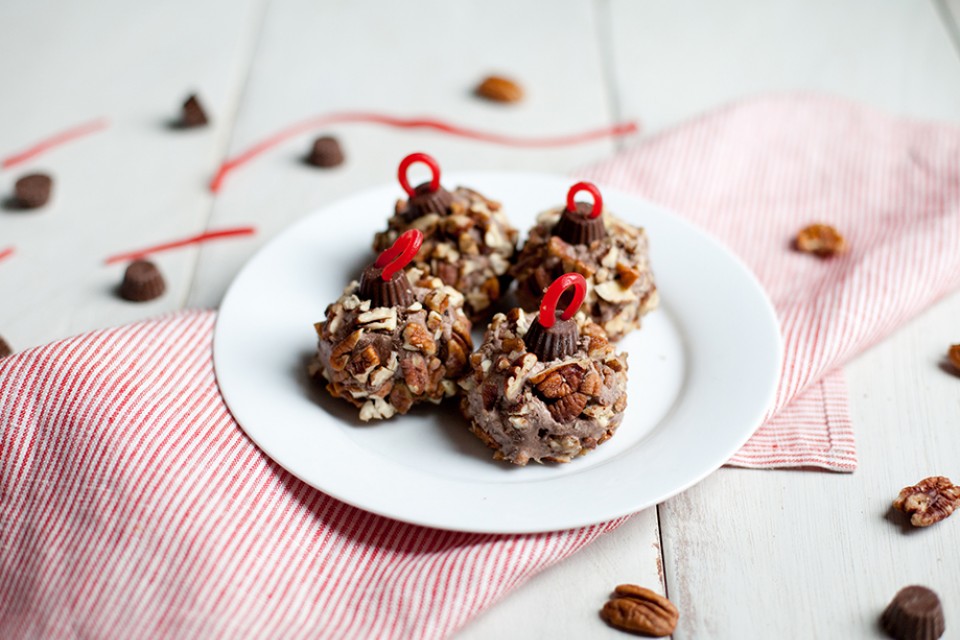 CARNATION Hot Chocolate Frozen Ornament recipe. Perfect to entertain the kids over the holidays.