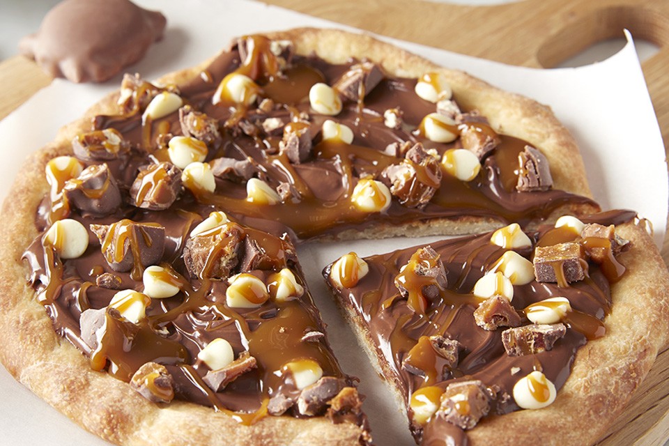 Chocolate TURTLES Pizza recipe. Surprise dad for Father's Day!