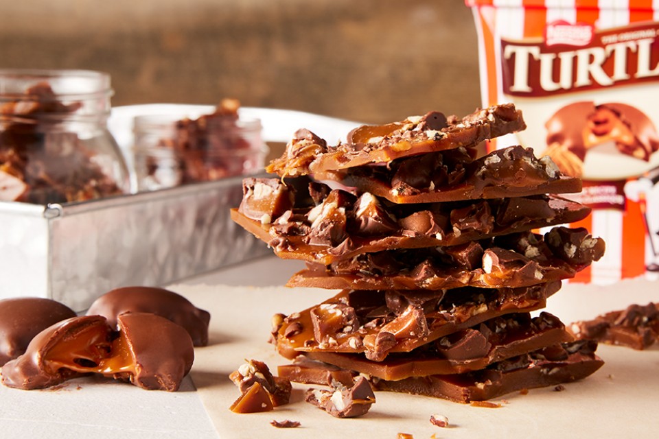 Recette de TURTLES à l'érable et à l'écorce de chocolat. Une nouvelle version délicieuse de l’une des friandises préférées du Canada.