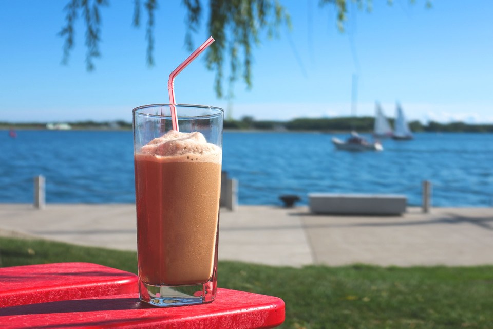 Recette de Cappuccino glacé NESCAFÉ maison. Faites votre propre cappuccino glacé avec NESCAFÉ Ice Java Cappuccino.