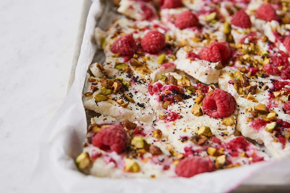 Recette d'écorce de yogourt glacé framboise Acai. Une délicieuse gâterie préparée avec le mélange pour boisson en poudre Essentiels pour le petit déjeuner CARNATION.
