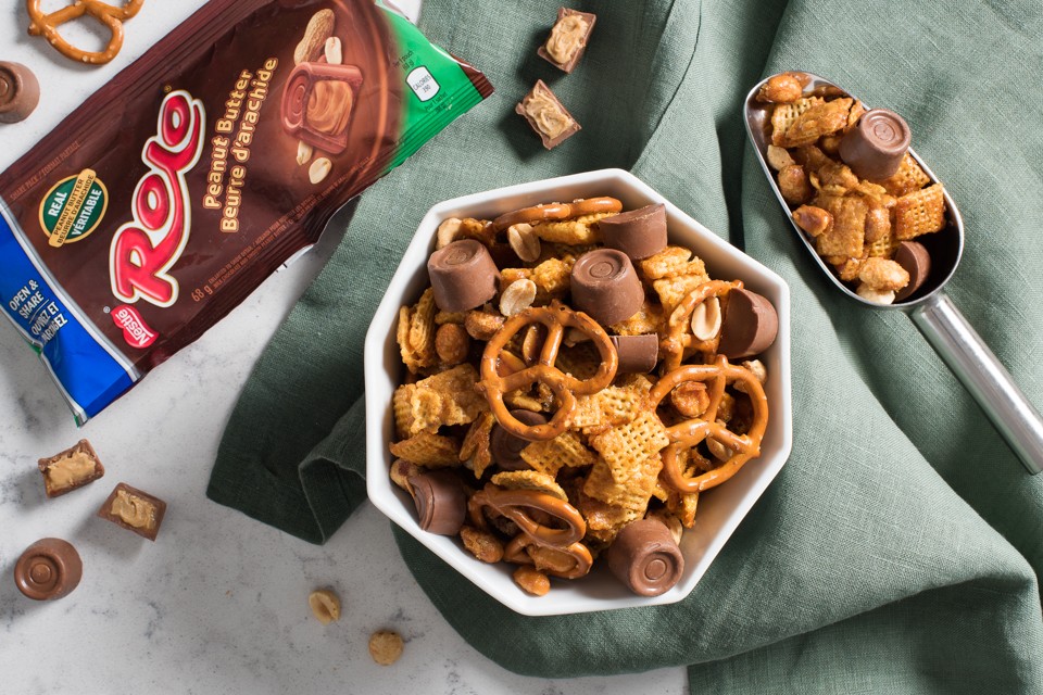 ROLO Beurre d'arachide, recette de mélange montagnard au chocolat. Doux, croquant et salé, tout ce dont vous pourriez avoir envie dans une collation.