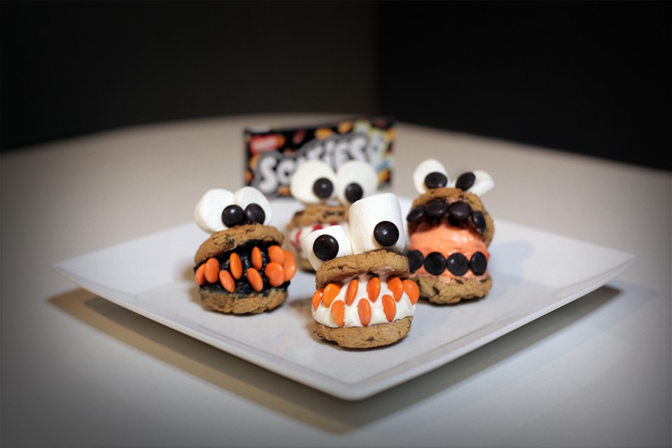 SMARTIES Cookie Monster Cookies aux guimauves et glaçage à la vanille.