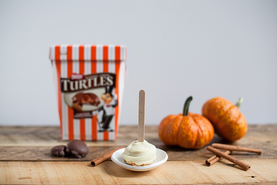Recette de pops gâteau au fromage TURTLES. Ajoutez une touche amusante aux friandises traditionnelles à la citrouille pour Thanksgiving.
